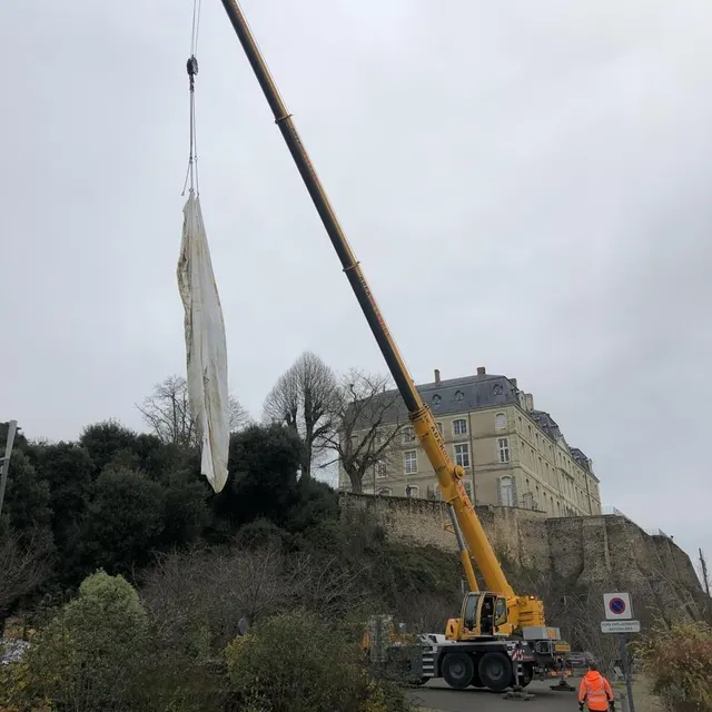 photo la grue a extirpé la bulle telle une canne à pêche géante.  ©  ouest-france