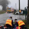 photo  quelques pompiers soutiennent et prennent en charge le cycliste au sol. les autres essaient de dégager les occupants de la voiture et un troisième groupe s’active autour de la camionnette où gisent des victimes anglaises. 