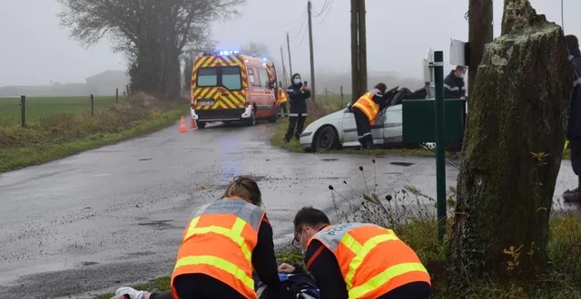 photo  quelques pompiers soutiennent et prennent en charge le cycliste au sol. les autres essaient de dégager les occupants de la voiture et un troisième groupe s’active autour de la camionnette où gisent des victimes anglaises.  &copy;  ouest-france 
