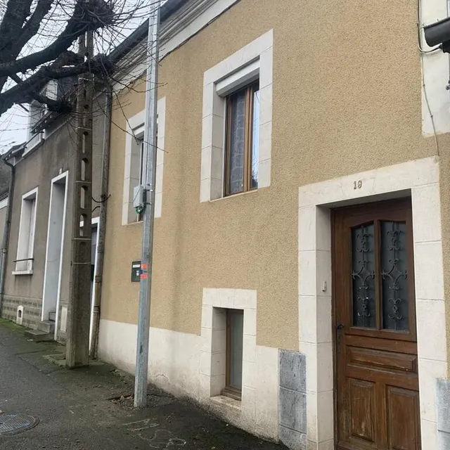 photo le poteau, haut de plusieurs mètres, était installé à quelques centimètres et en plein milieu de la façade de la maison.  ©  le maine libre