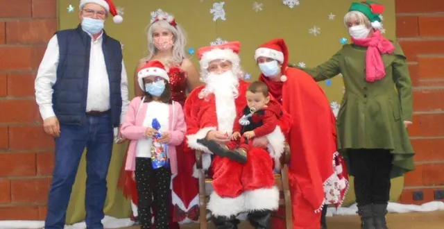 photo  de gauche à droite: le maire, joël tabareau; la présidente du comité des fêtes, sara elie; le père noël et les enfants.  &copy;  ouest-france 