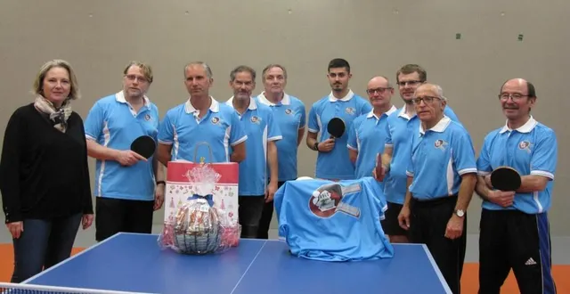photo  le club pongiste de trangé avec les nouveaux maillots offerts par sarah février.  &copy;  ouest-france 