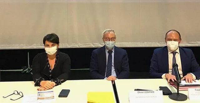 photo  à la signature de la convention de guichet unique. de gauche à droite : alain blot, vice-président communautaire en charge de l’urbanisme et opah ; anne beauchef, conseillère régionale ; olivier compain, sous-préfet ; frédéric beauchef, président communautaire, et thierry lemonnier, vice-président communautaire à la culture.  &copy;  cdc 