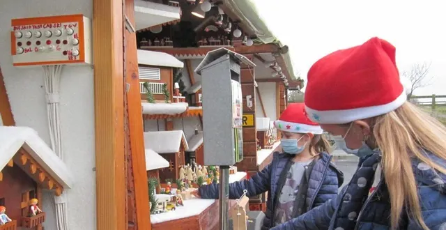 photo  les enfants fascinés par le village suisse en playmobil.  &copy;  ouest-france 