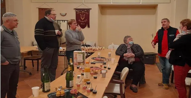 photo  pascal gibaud (deuxième à partir de la droite) a exposé son projet et proposé une dégustation de ses produits.  &copy;  le maine libre 