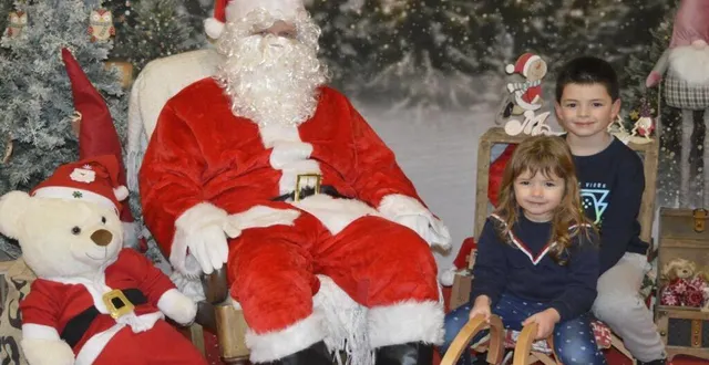 photo  les enfants pouvaient poser en compagnie du père noël et repartir avec la photo.  &copy;  le maine libre 