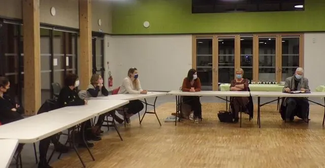 photo  une rencontre de présentation, entre les professionnels de santé et la municipalité, s’est déroulée à la salle la gare.  &copy;  le maine libre 