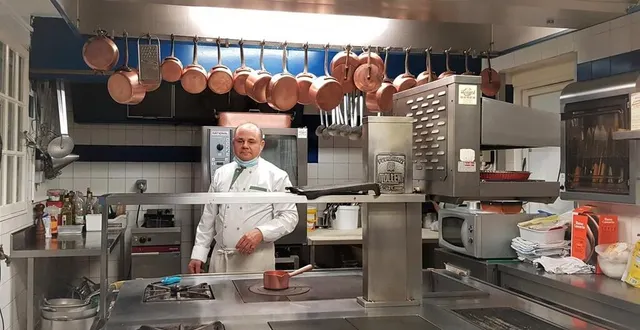 photo  éric damenet dans la cuisine de son restaurant.  &copy;  le maine libre 