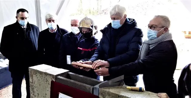 photo  les représentants du sdis, de la communauté de commune, du département et de la sous-préfecture scellant la première pierre  &copy;  le maine libre 