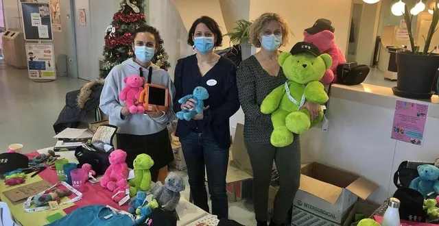 photo  christel baldet, présidente de l’association, céline groussin, secrétaire, et nathalie poirier, membre active, ont participé à la vente organisée lundi 13 décembre 2021 dans le hall de l’hôpital du bailleul.  &copy;  ouest-france 