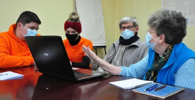 photo  jean-françois et thérèse avaient déjà suivi ces ateliers en 2020. ils ont acheté leur ordinateur en 2018.  &copy;  le maine libre 