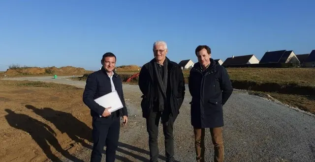 photo  de gauche à droite : anthony drouin, gérant, michel briffault, maire, et cédric soucy, chargé de projets d ela société foncier aménagement, visitent le chantier à la longueraie.  &copy;  ouest-france 