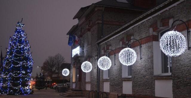 photo à treillières, l’ambiance de noël illumine la mairie, mais au conseil, ce n’est pas l’heure de se faire des cadeaux…