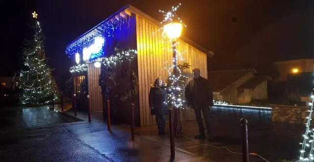 photo  annick dutertre, maire, et gérard lantenois, adjoint, admirent les illuminations dans le bourg.  &copy;  ouest-france 