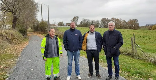 photo  de gauche à droite, m. léguillon (agent du service technique de la commune), m. savary, m. choplin et m. briffault  &copy;  le maine libre 