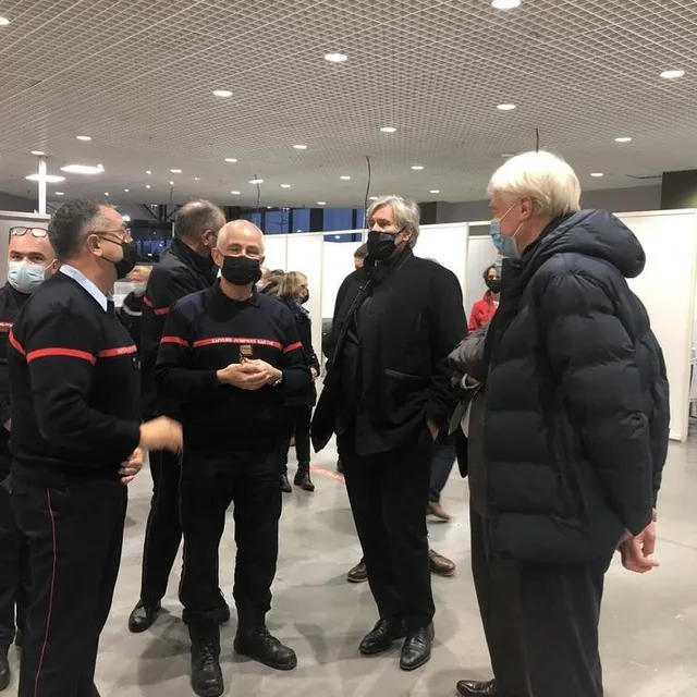 photo stéphane le foll, maire du mans, dominique le mèner, président du conseil départemental de la sarthe, et patrick dallennes, préfet de la sarthe, sont venus visiter le nouveau centre de vaccination au mans (sarthe) mercredi 15 décembre 2021.  ©  ouest-france