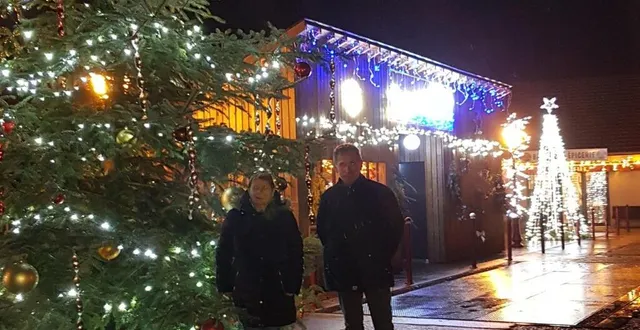 photo  annick dutertre, maire de saint-georges du rosay et gerard lantenois, adjoint au maire, place de la bascule.  &copy;  le maine libre 