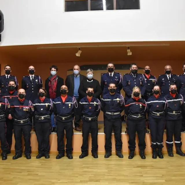 photo les sapeurs-pompiers volontaires de la communauté de centres d’intervention bouloire – saint-michel et les élus.  ©  le maine libre