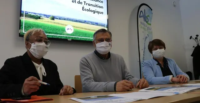 photo  anny piétri, sous-préfète de segré, gilles grimaud, président d’anjou bleu communauté, et patricia maussion, conseillère régionale, ont paraphé le crte d’anjou bleu communauté, mercredi 15 décembre.  &copy;  ouest-france 
