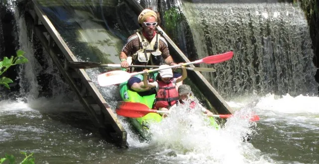 photo  des aménagements doivent être faits pour franchir certains barrages, comme des glissières pour les embarcations.  &copy;  ckcf 
