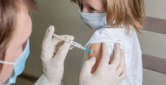 photo  la vaccination des enfants de 5 à 11 ans est désormais possible depuis le mercredi 15 décembre 2021 et en sarthe, à partir du samedi 18 décembre 2021.  &copy;  photo d’illustration : galina sharapova / getty images / istockphoto 