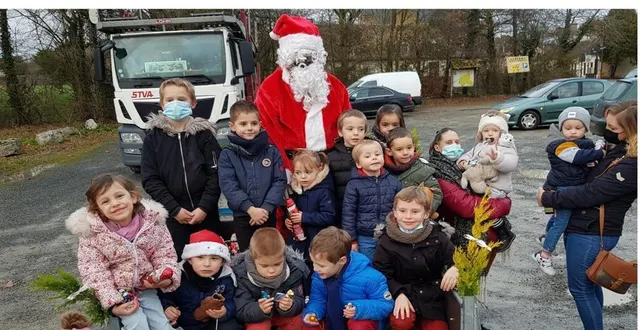 photo  les enfants sont heureux de poser près dru père noël.  &copy;  le maine libre 
