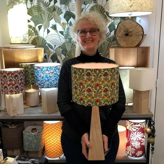 photo christine petit-lecouty fabrique, dans son atelier à la flèche, des abat-jour et des lampes.  ©  ouest-france