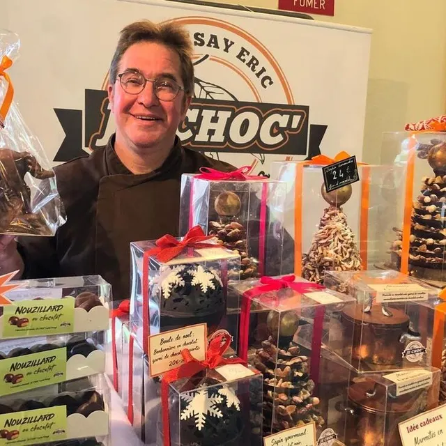 photo éric jarossay travaille comme chocolatier dans son atelier à luché-pringé.  ©  ouest-france