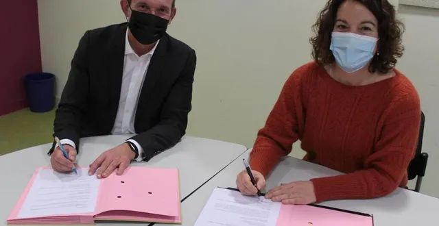 photo  emmanuel franco, président du val de sarthe, et estelle pichard, présidente de la caisse locale groupama, ont signé mercredi 15 décembre la convention de parrainage.  &copy;  val de sarthe 