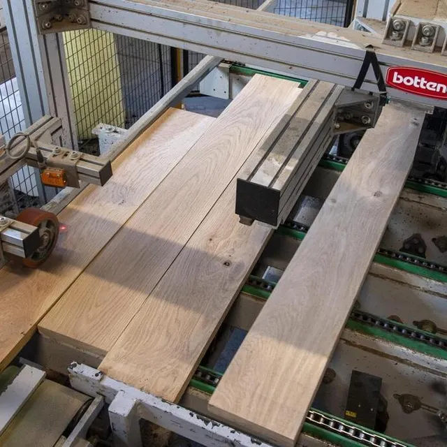 photo sur cette ligne de fabrication automatisée, les lames de parquet sont poncées et vernies.  ©  philippe renault / ouest-france