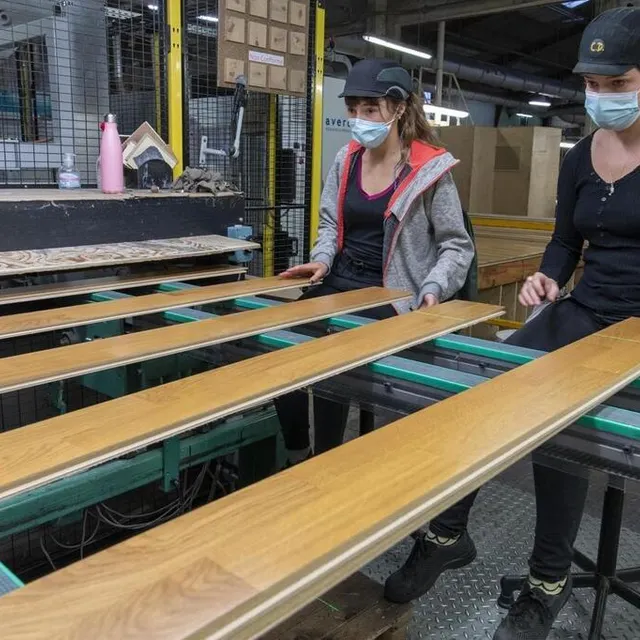 photo le contrôle de qualité en bout de chaîne est essentiel pour garantir le positionnement haut de gamme des parquets panaget.  ©  philippe renault / ouest-france