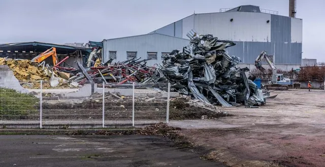photo  les engins sont entrés en action pour une première étape de déconstruction.  &copy;  le maine libre 