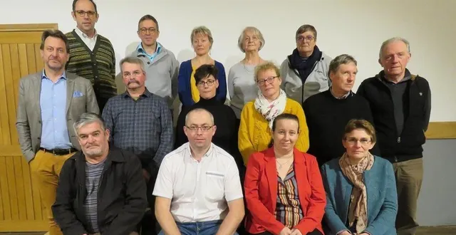 photo  odile mauboussin (première en partant de la droite, au dernier rang), lors de la présentation de la liste d’antoine d’amécourt (premier en partant de la gauche, au dernier rang), en février 2020.  &copy;  archives ouest-france 