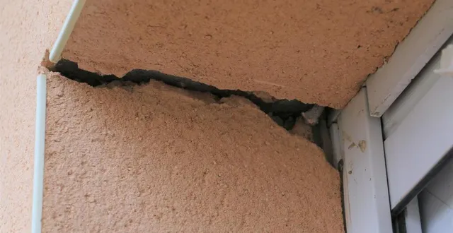 photo  depuis 2018, la maison d’un couple de fresnay-sur-sarthe (sarthe) se fissure. il livre bataille pour la prise en charge des réparations.  &copy;  ouest-france 