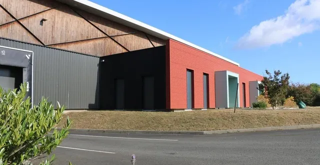 photo  l’entreprise noras va s’installer dans un des bâtiments blancs de la communauté de communes. il n’en reste donc plus et la communauté de communes a décidé d’en construire un nouveau.  &copy;  archives ouest-france 