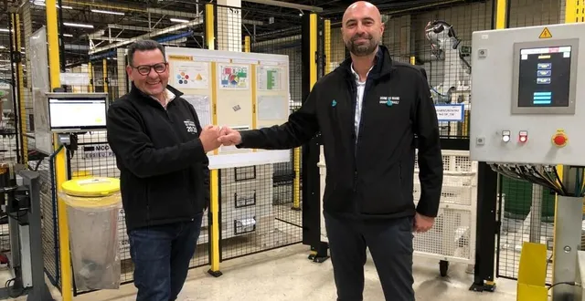 photo  les décisions de renault de rapatrier en france la fabrication de nouveaux modèles donnent le sourire à jean-pierre chalbos (à gauche), directeur de renault le mans depuis 2014, et à christophe clément, qui lui succédera début janvier.  &copy;  ouest-france 