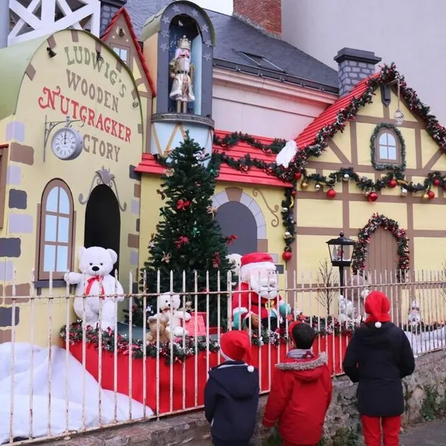 Les enfants sont captivés par le somptueux décor de Noël imaginé par le Fléchois Cédric Beaudouin. Ouest-France photo les enfants sont captivés par le somptueux décor de noël imaginé par le fléchois cédric beaudouin. © ouest-france