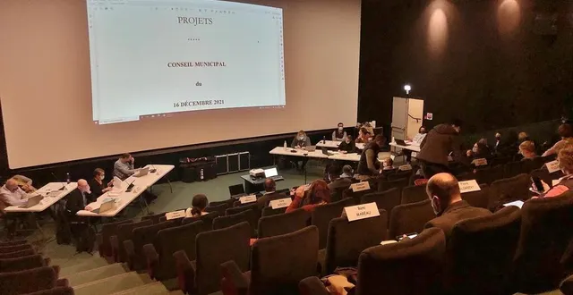 photo  la séance de conseil municipal de sablé-sur-sarthe se tenait exceptionnellement dans l’ancien cinéma le palace, rue carnot, jeudi 16 décembre 2021.  &copy;  ouest-france 