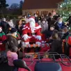 photo l’arrivée du père noël, entouré des enfants du village et d’annick dutertre, maire, et gérard lantenois, adjoint.