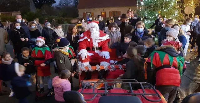 photo  l’arrivée du père noël, entouré des enfants du village et d’annick dutertre, maire, et gérard lantenois, adjoint.  &copy;  le maine libre 