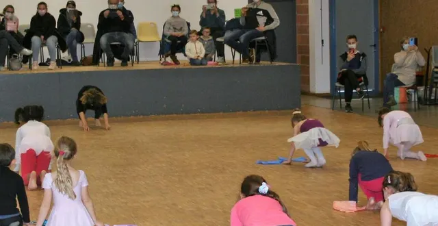 photo  les parents regardent avec attention l’évolution de leurs enfants en danse modern’jazz.  &copy;  le maine libre 