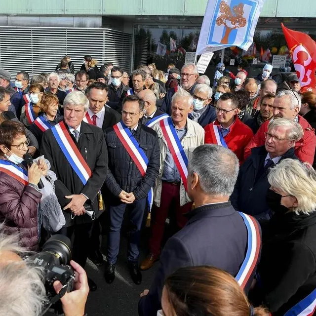 photo le 21 octobre, de nombreux élus, dont nicolas leudière, maire de sablé-sur-sarthe, ont participé à une mobilisation sur le parking du pôle santé sarthe et loir, au bailleul.  ©  archives le maine libre - yvon loué