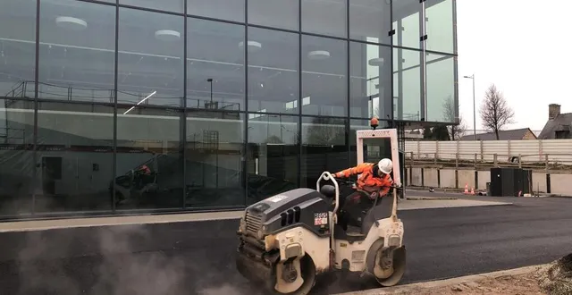 photo  des ouvriers s’affairent autour du nouveau lidl, à flers, dans l’orne, dont l’ouverture est prévue le 23 février 2022.  &copy;  ouest-france 