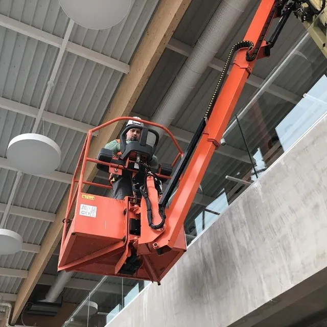 photo les ouvriers s’affairent aux derniers travaux du nouveau lidl, à flers, dans l’orne, censé ouvrir ses portes les 23 février 2022.  ©  ouest-france