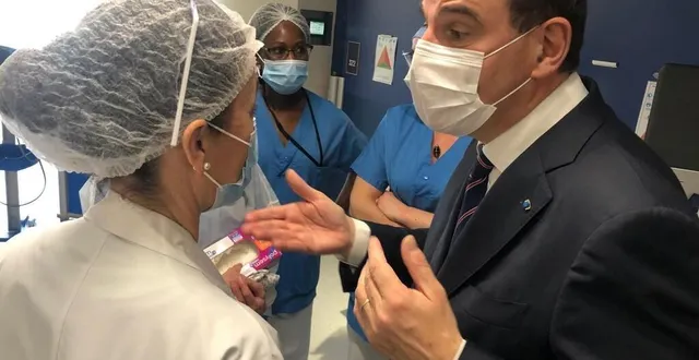 photo  le premier ministre jean castex a rencontré les soignants du centre hospitalier du mans, ce samedi 18 décembre 2021.  &copy;  ouest-france 