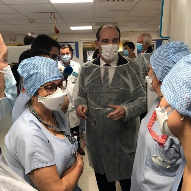 photo le premier ministre jean castex a discuté avec les soignants du service de réanimation du centre hospitalier du mans, ce samedi 18 décembre 2021.  ©  ouest-france