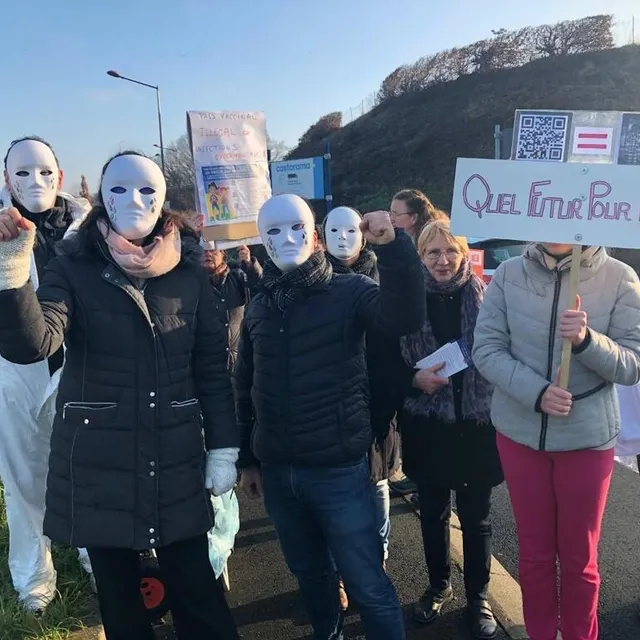 photo des opposants au passe sanitaire manifestent, ce matin, sur le rond-point près du parc manceau.  ©  ouest-france