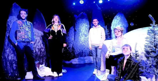 photo  stylver blanchet, valentine colinet, maxime desnos, joséphine delannoy et romy vasselin formentla troupe de « farfelu au pôle nord ».  &copy;  dr 