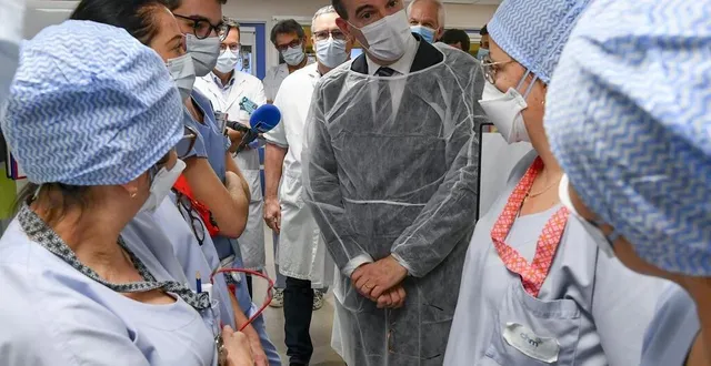 photo  le mans, samedi 18 décembre 2021. le premier ministre jean castex est venu entendre un personnel soignant à bout de souffle à l’hôpital.  &copy;  photo le maine libre – yvon loué 