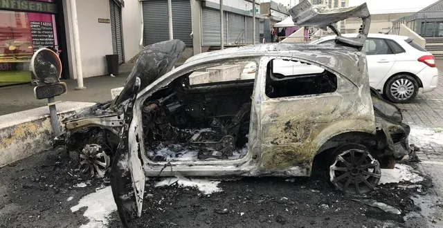 photo  une voiture a été incendiée volontairement ce dimanche 19 décembre 2021, place du marché, dans le quartier des sablons au mans (sarthe).  &copy;  ouest-france 
